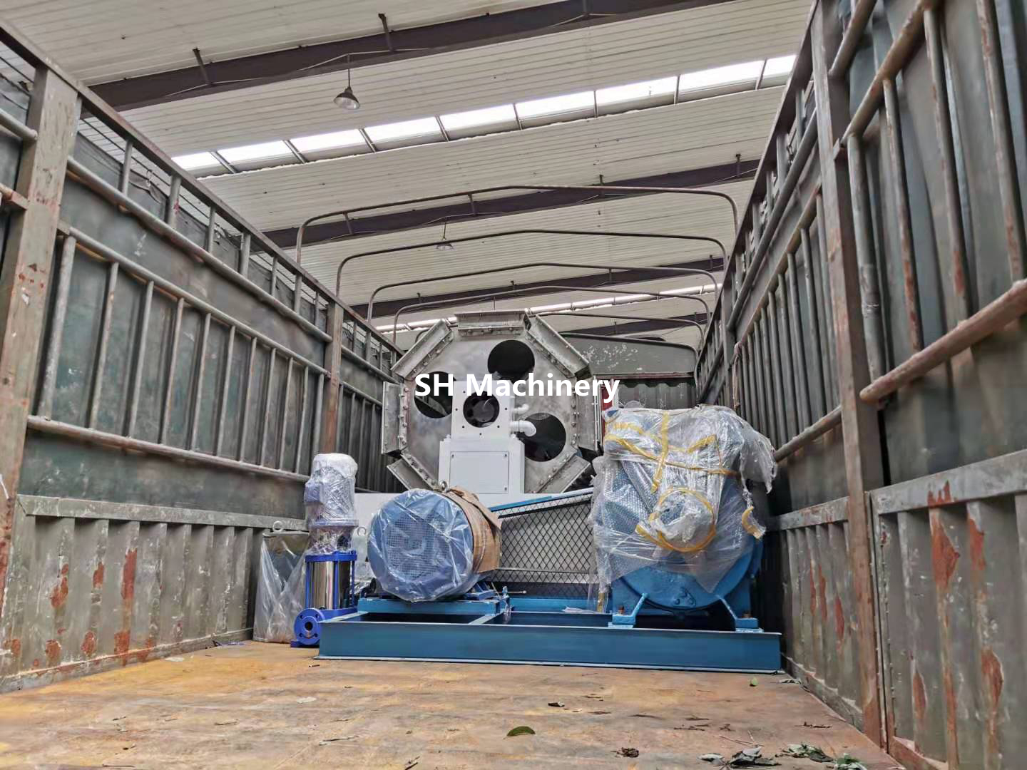 印尼四工位5000片每小時蛋托生產設備發(fā)貨現(xiàn)場